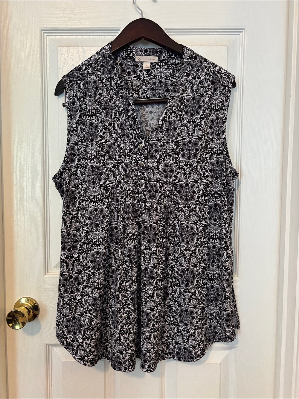 Sleeveless Black & White Printed V-Neck Women's Top. Dress upper down so pretty